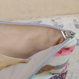 Beauty case Cani Bassotti con cerniera decorativa e taschina interna