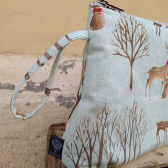 Beauty case Narnia azzurro, con comodo laccio da polso