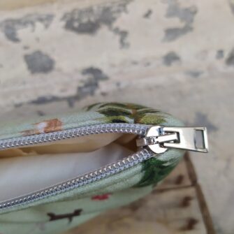 beauty case bosco verde foderato e chiuso con cerniera decorativa