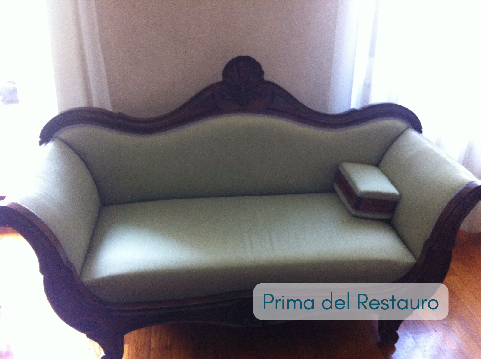 Provezza Divano in Legno con Struttura Fissa prima del restauro