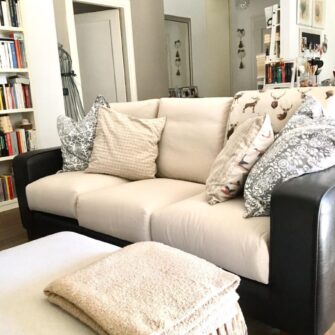 Rivestimento su Misura per Divano in Ecopelle con Cuscini Rifoderati