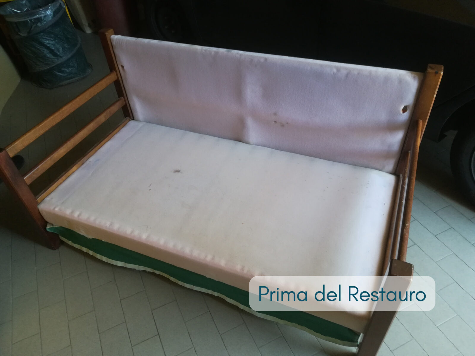 marinoni prima Divanetto in Legno prima del restauro