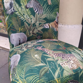 Rivestimento su misura per poltrona déco con tessuto Giungla