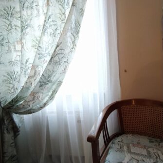 Cuscini su Misura per Poltrona in Legno con tenda coordinata