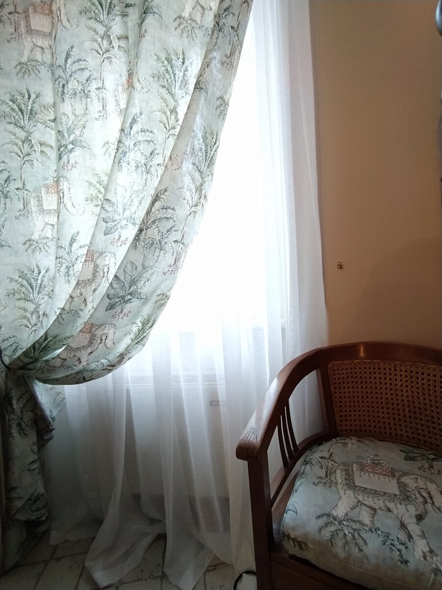 LOCANDA AGLI ANGELI - ELEFANTE BIANCO (26) Cuscini su Misura per Poltrona in Legno con tenda coordinata