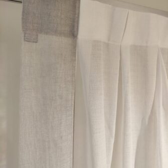 tenda in garza con bordi grigi