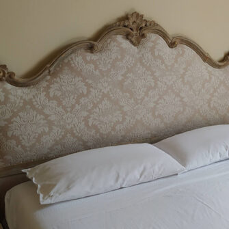 testata letto con cornice in legno
