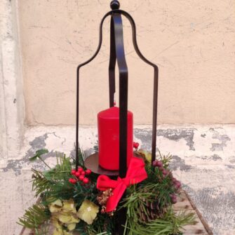 Centrotavola natalizio con candela rossa