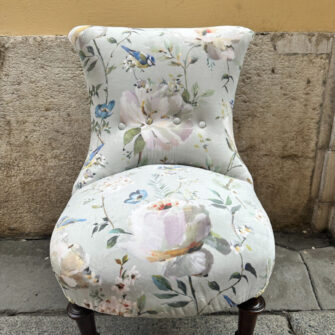 poltrona rifoderata velluto floreale