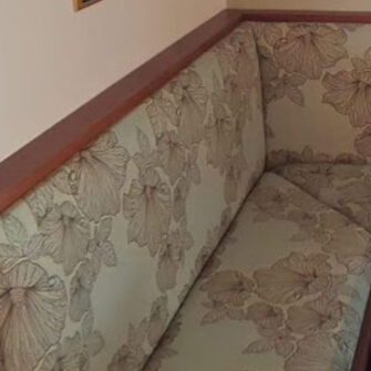 Rivestimento su misura per panca con schienale fisso e cuscini sagomati