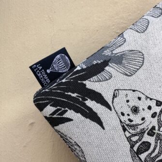 Particolare della Pochette Pesci Carboncino