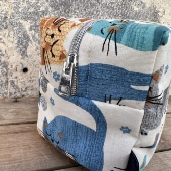 Trousse Gatti Azzurri con cerniera decorativa e fodera interna