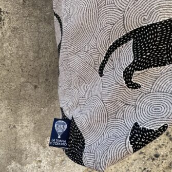 Dettaglio tote bag Gatti Silhouette coordinabile con pochette e beauty case