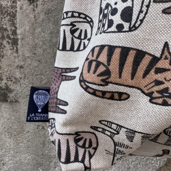 Dettaglio tote bag Gatti Tigrati coordinabile con pochette e beauty case