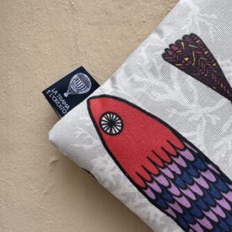 dettaglio pochette pesci colorati impermeabile