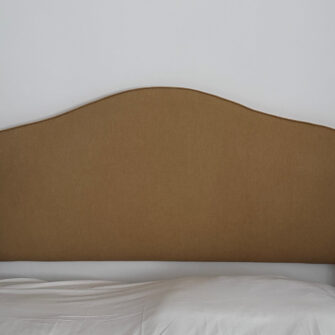 Testata letto fissata a muro con rivestimento fisso