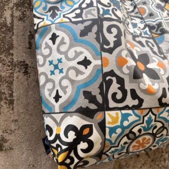 Dettaglio fantasia maioliche cementine su cotone impermeabile