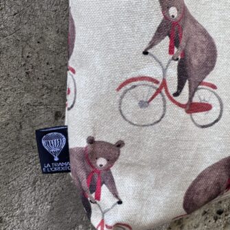 Dettaglio tote bag Orsi in Bici coordinabile con pochette e beauty case