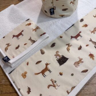 Dettaglio bordo tessuto Bosco Vaniglia su asciugamano in spugna