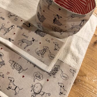 Dettaglio bordo tessuto Cani Love su asciugamano in spugna