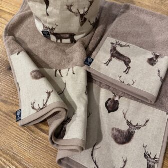 Dettaglio bordo tessuto Cervi Brown su asciugamano in spugna