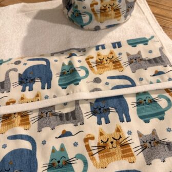 Dettaglio bordo tessuto Gatti Azzurri su asciugamano in spugna