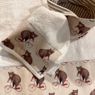 Dettaglio bordo tessuto Orsi in Bici su asciugamano in spugna