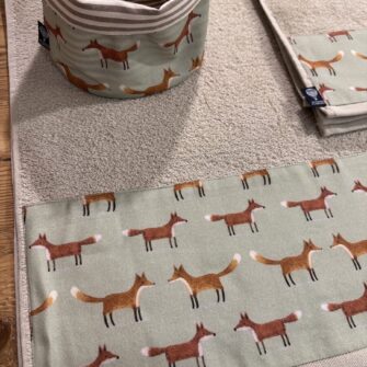 Dettaglio bordo tessuto Volpi su asciugamano in spugna