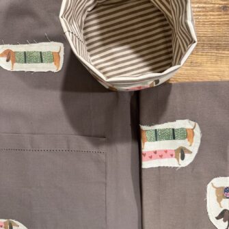 Dettaglio applicazioni in tessuto Cani Bassotti su cotone tinta unita