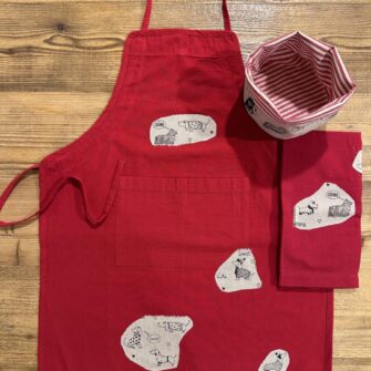 Dettaglio applicazioni in tessuto Cani Love su cotone tinta unita