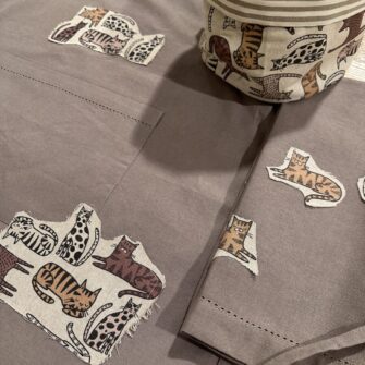 Dettaglio applicazioni in tessuto Gatti Tigrati su cotone tinta unita