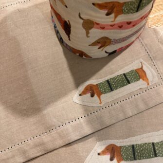 Set Tavola Cani Bassotti con tovagliette americane e cestino coordinato