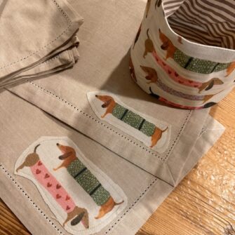 Dettaglio orlo a giorno e tessuto Cani Bassotti