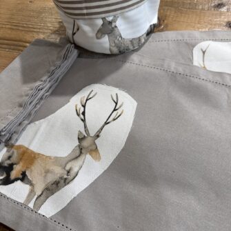 Dettaglio orlo a giorno e tessuto Cervi Acquerello