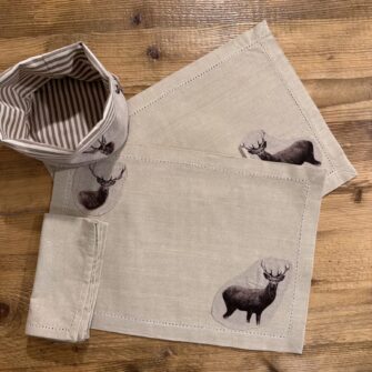 Coordinato Linea Tavola Cervi Brown Trama e Ordito Tessuti