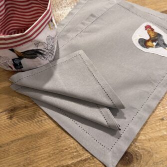 Dettaglio orlo a giorno e tessuto Galli e Galline