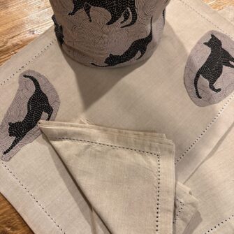 Dettaglio orlo a giorno e tessuto Gatti Silhouette