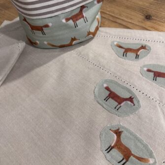 Dettaglio orlo a giorno e tessuto Volpi