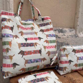 Set coordinato con tote bag, pochette e beauty case Cani Bassotti, accessori in cotone made in Italy.