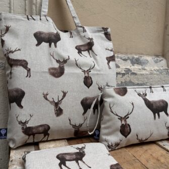 Set coordinato con tote bag, pochette e beauty case Cervi Brown