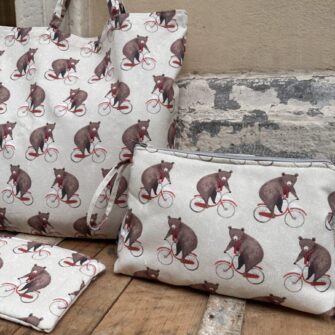 Set coordinato con tote bag, pochette e beauty case Orsi in Bici,