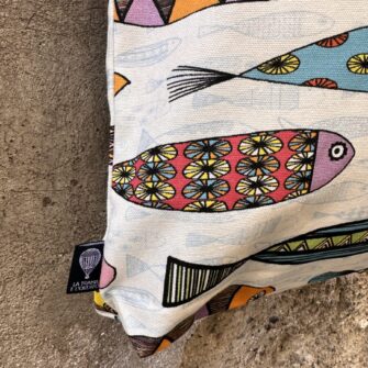 Dettaglio tote bag Pesci Colorati coordinabile con pochette e beauty case