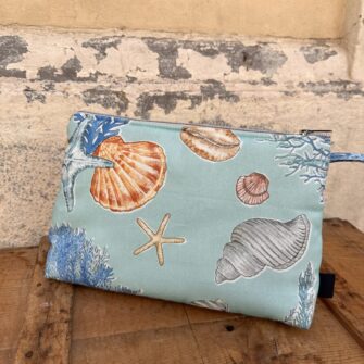 Beauty case Corallo Caribe con cerniera decorativa e taschina interna