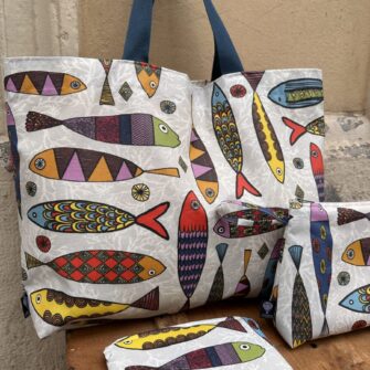 Set coordinato con borsa impermeabile, pochette e beauty case Pesci Colorati,