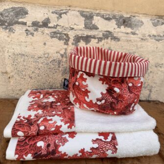 Dettaglio bordo tessuto Coralli Rossi su asciugamano in spugna