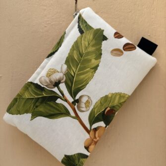 Dettaglio della pochette fiori e frutta