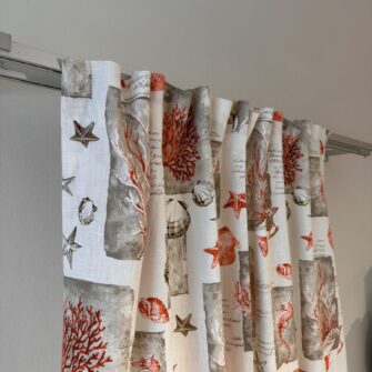 tenda in lino con coralli e conchiglie