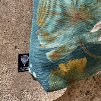 Dettaglio tote bag Carpa Koi coordinabile con pochette e beauty case