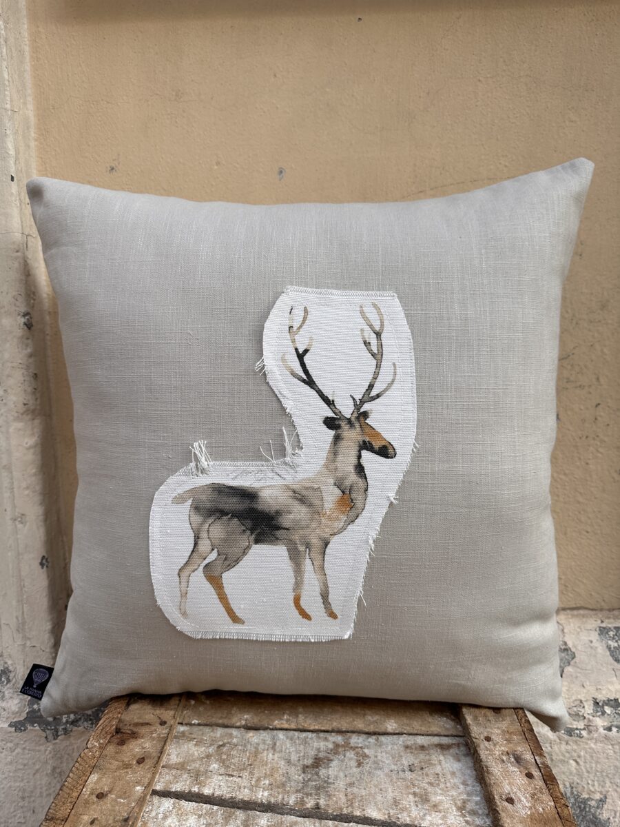 CUSCINO RAMIE+APPLCAZIONE CERVI ACQUERELLO (1)