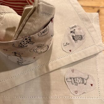 Dettaglio orlo a giorno e tessuto Cani Love